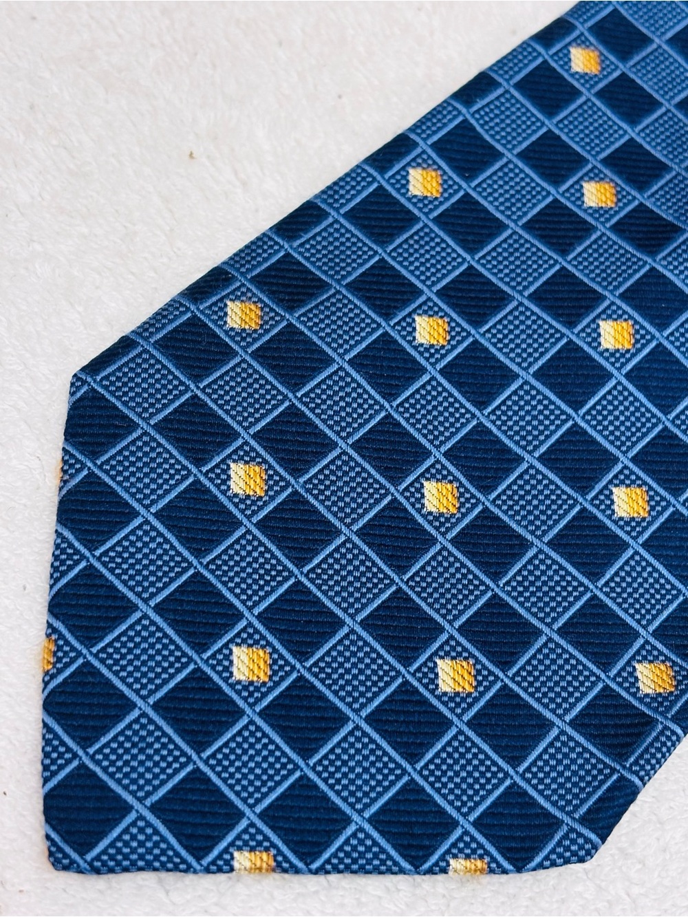 Brand New Stylish Tie By Jos A. Bank - Tie Width Is 3 3/4 Inches